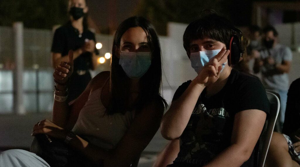 2 Jovenes sentadas con mascarilla
