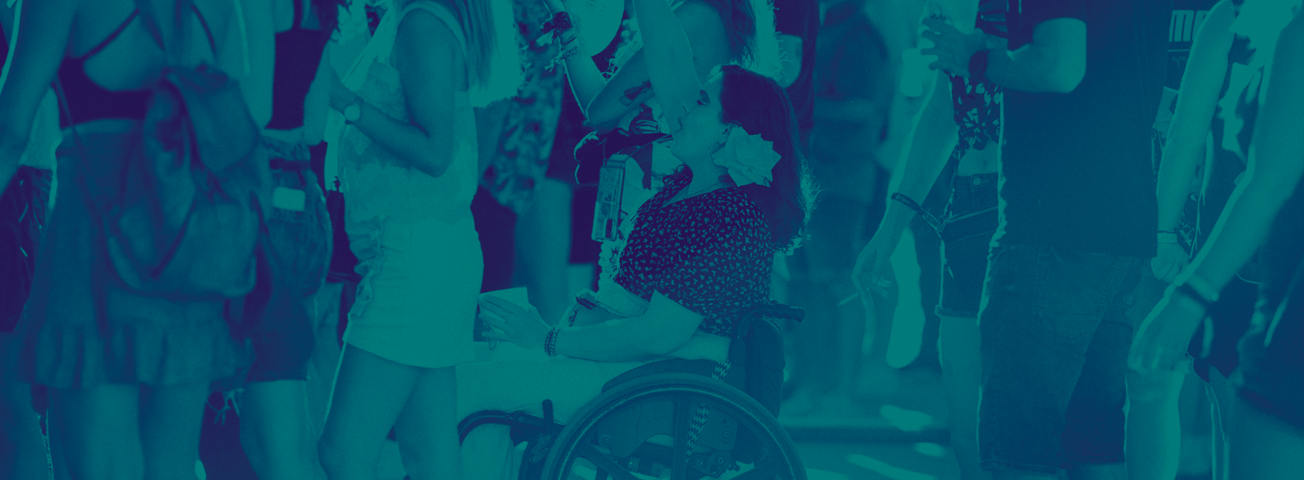 Mujer Bailando en un Festival