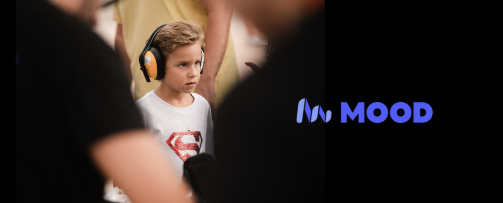 Fotografía de un niño con cascos antirruido Mood Earplugs disfrutando de un concierto entre la multitud