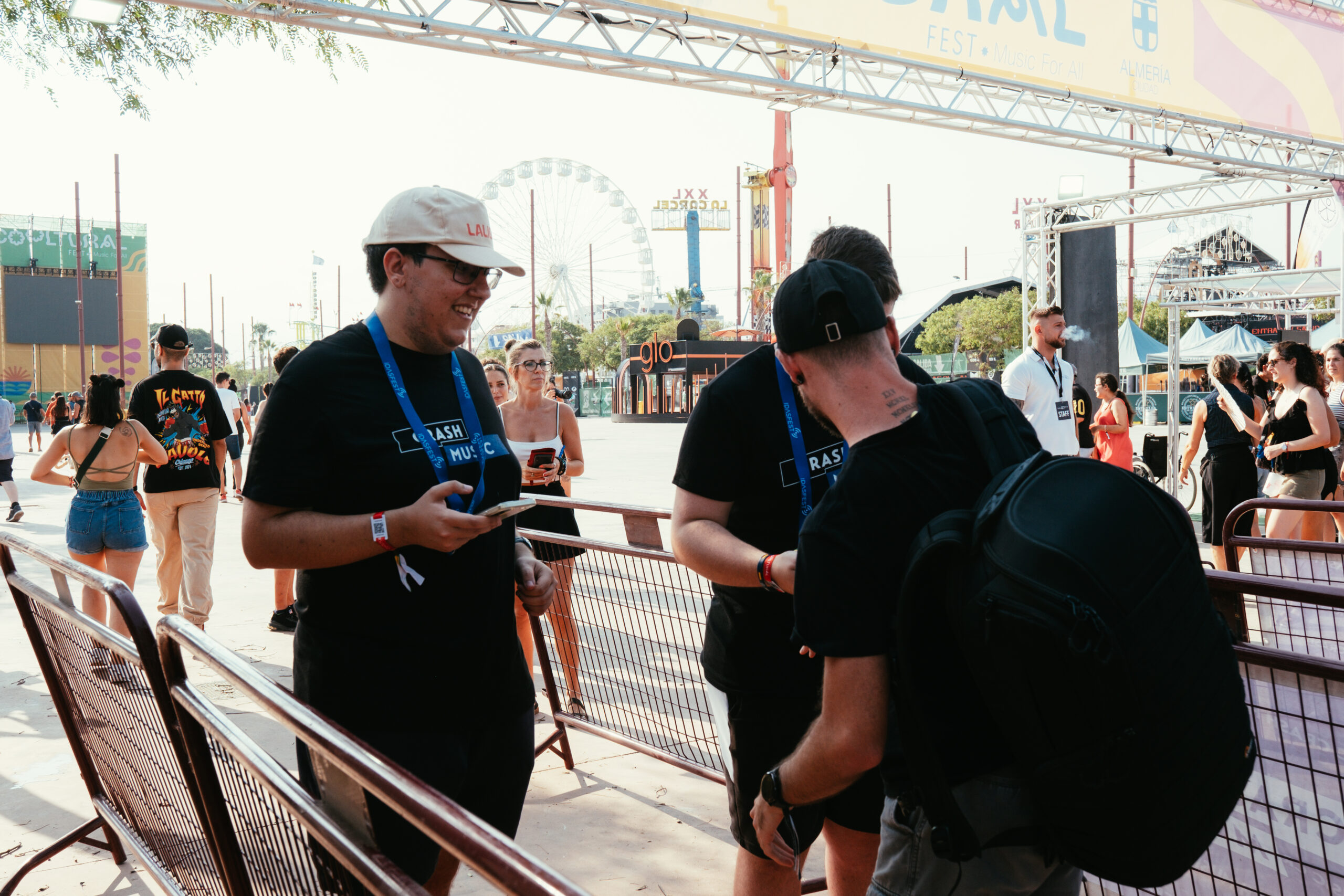 personal con discapacidad trabajando durante Cooltural Fest 2025 en accesos