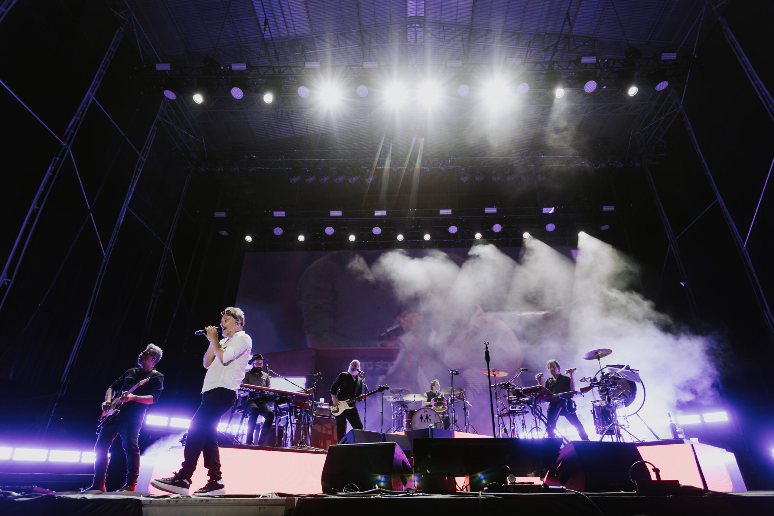 Love of Lesbian tocando en el escenario de Cooltural Fest